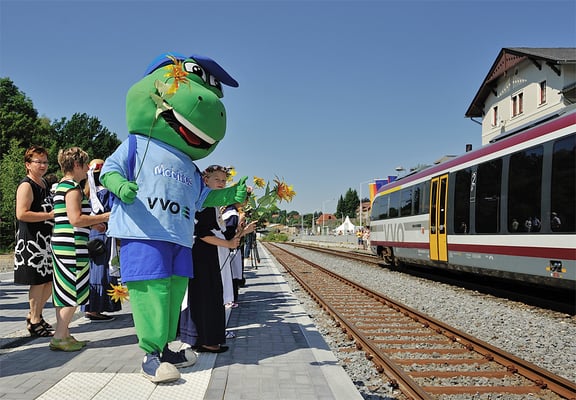 VVO Maskottchen "Mobilius" und Sebnitzer Blumenmädchen erwarten den Eröffnungszug auf dem neuen Inselbahnsteig.