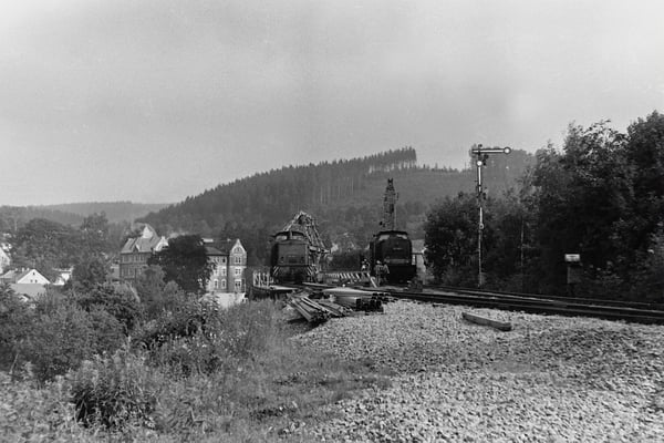 Bau der Behelfsbrücke, die vorgefertigten Stahlelemente werden mit Hilfe eines Schwerlastkrans eingehoben, 1984.