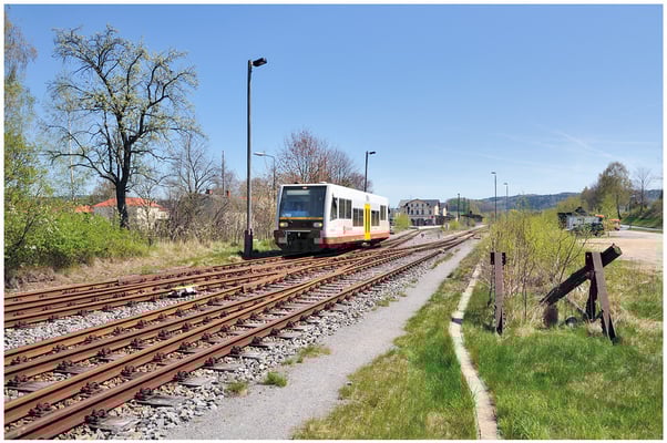 10 Tage später und bei herrlichstem Frühlingswetter verlässt der LVT/S den Bahnhofs Neustadt / Sachsen auf dem Weg nach Pirna. 27.04.2012