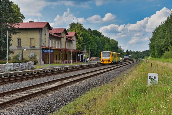 T478 2065 mit dem Lužickohorský rychlík Mikulášovice dolní nádraží - Prag & Regionalbahn Decin - Rumburk in Krásná Lípa, Juli 2021.
