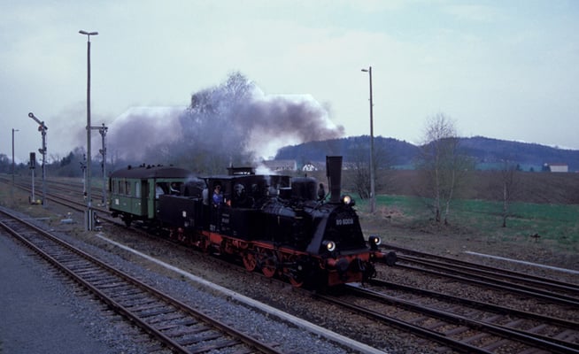89 6009 mit DPE 86510 in Dürrröhrsdorf, Laufweg Pirna-Bad Schandau. 22.04.2006.  Text & Foto: Archiv Jens Gollmann