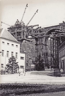 Bau der Behelfsbrücke am alten Hainersdorfer Viadukt.