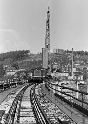 Einheben der neuen Beton-Fertigelemente mittels Eisenbahn-Drehkran. 