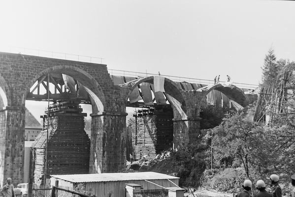 Nach der Sprengung der alten Brücke.