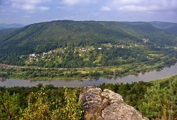 Blick vom Rosenkamm auf einen Containerzug der hier den großen Elbbogen bei Prostřední Žleb in Richtung Deutschland durchfährt.