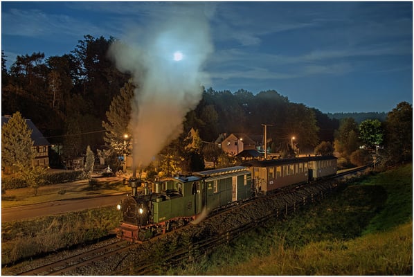 "Vollmond über Lohsdorf". Der Nachtzug von Kohlmühle hat Lohsdorf verlassen und dampft in Richtung Hohnstein - die Illussion scheint perfekt...