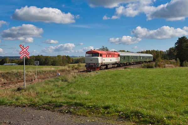 T478 1006 mit dem Lužickohorský rychlík Prag - Mikulášovice dolní nádraží bei Panský, Oktober 2022.