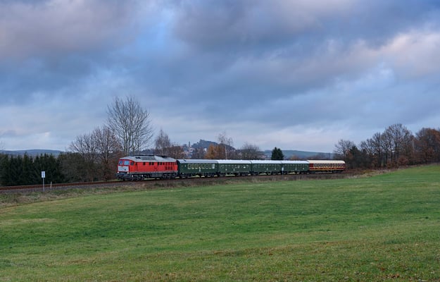 Bei Helmsdorf rollt der Zug nach Sonnenuntergang seinem Ziel Pirna entgegen, dieses Gastspiel einer russischen Großdiesellok auf dem Sächsischen Schweiz Ring dürfte wohl einmalig bleiben... 27.11.16