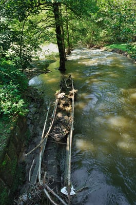 Noch ein Blick auf die völlig zerstörte Fußgängerbrücke, die ca. 50m mitgerissen wurde, 20.08.10