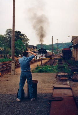 Ein wohl nie wiederkehrendes Ereignis - die heute schon längst kalt gestellte BR 03 001 mit ihrem Zug von Bautzen nach Pirna bei der Ausfahrt in Neustadt ( 1994 )