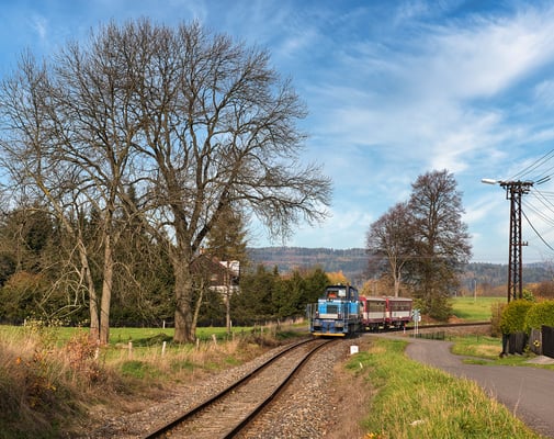 714 202-9 mit dem Deciner Touristenzug nach Rumburk in Mikulášovice, Oktober 2022.