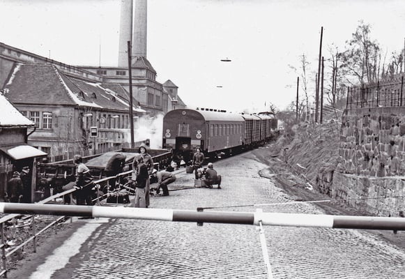 Verunfallter Güterwagen im Werksgelände von ABUS (Arbeitsmittel für Bergbau und Schwerindustrie) Sebnitz. Eine V 100 mit Hilfszug eilte zur Hilfe.