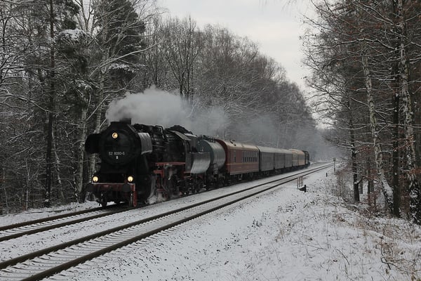 " Sächsische Schweiz Rundfahrt " am 28.11.10 der Ostsächsischen Eisenbahnfreunde. Das erste Foto der Sonderfahrt stammt diesmal aus der Dresdner Heide. Michael Hube fotografierte den Zug am zeitigen Morgen.