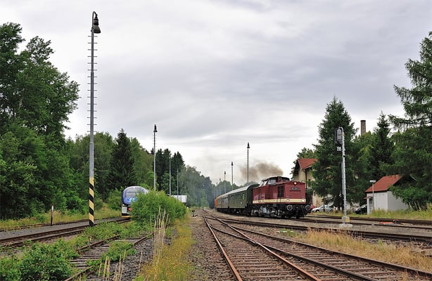 Ausfahrt des Sonderzuges aus Mikulášovice dolní nádraží Richtung Sluknov.