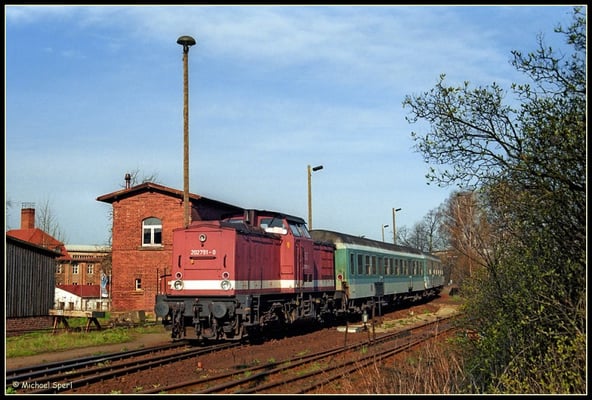 202 791 erreicht mit ihrer RegionalBahn den Bf.Neustadt/Sa, 24. April 2001. Foto: Archiv Michael Sperl