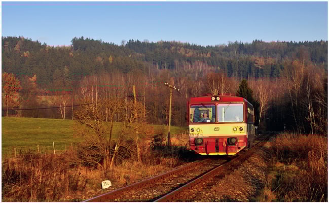  810 183-4 Rumburk - Dolní Poustévna bei Horní Poustévna. Nur ein Zugpaar an Wochentagen wird momentan noch mit der " Brotbüchse " gefahren. 19.11.2012