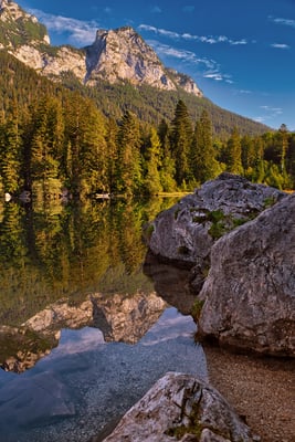 Sonnenaufgang am Hintersee in Berchtesgaden. Auch vom gegenüberliegenden Ufer bieten sich herrliche Anblicke.