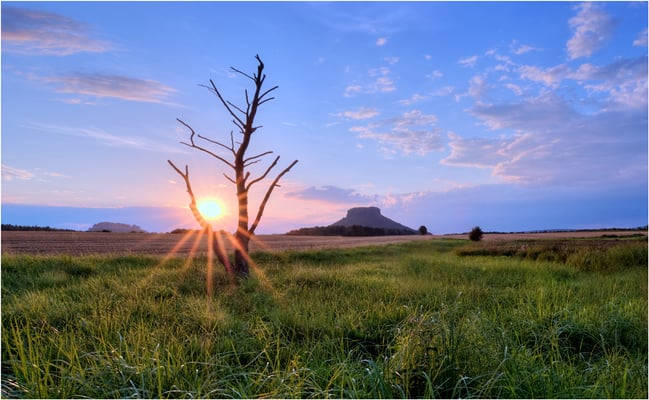 Wilder Westen oder Wilder Osten? Bei dieser Aufnahme könnte man sich genau so gut wie im Land der Indianer fühlen... Sonnenuntergang bei Gohrisch, am Horizont der Lilienstein. 