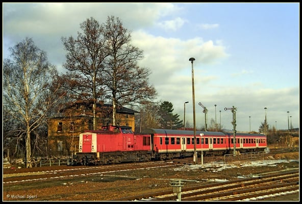 202 885 fährt am 20. März 2001 mit ihrer RegionalBahn nach Bad Schandau aus Wilthen aus. Foto: Archiv Michael Sperl