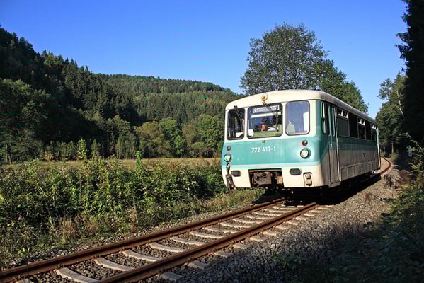 Langsam wird es Herbst im Sebnitztal, Sonderzug mit Ferkeltaxe der OSEF kurz vor Goßdorf-Kohlmühle, 18.09.2009, Foto: Jürgen Vogel