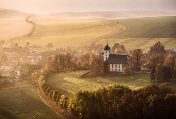 Herbstmorgen auf dem Papststein. Blick auf die Papstdorfer Kirche.