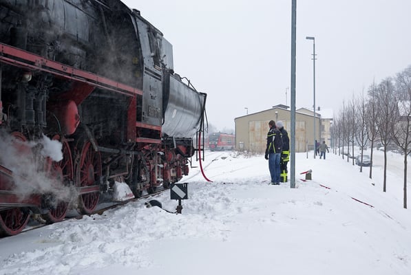 52 8079 während der Betankung mit Wasser in Neustadt. Im Hintergrund schleicht sich RB 17131 aus Bad Schandau neugierig zu einer nicht Alltäglichen Rangierfahrt heran. 09.01.2010