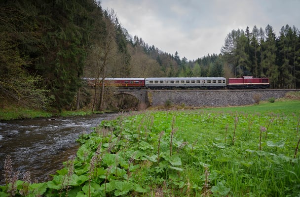 Der Zug am bekannten Motiv (Tunnel 3) bei Ulbersdorf. 15.04.2017