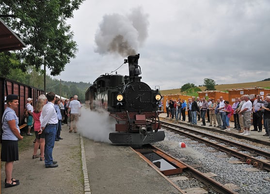 Der erste Zug rollt in den Bahnhof Lohsdorf, festgehalten von vielen Foto - und Filmkameras und bestaunt von der Lohsdorfer Bevölkerung. 27.08.2011