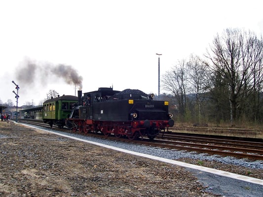 Ausfahrt frei für BR 89 6009 in Sebnitz Richtung Bad Schandau, mit nur einem Wagen hatte sie im Sebnitztal leichtes Spiel, 22.04.2006