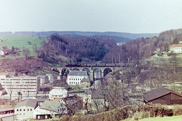 Als die Dampfloks ihr letztes Gnadenbrot verdienten... Ein von Bautzen kommender Personenzug (hier noch mit Packwagen) auf dem Hainersdorfer Viadukt Richtung Bad Schandau.