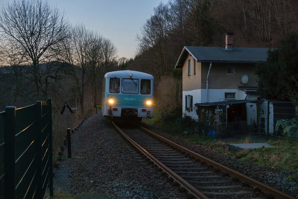 Das "Ferkeltaxi" der OSEF auf Geburtstags-Charterfahrt über den Sächsischen Schweiz Ring. In bereits eintretender Dämmerung tuckert das Schweinchen am Bahnwärterhaus "Am Horn" bei Amtshainersdorf vorbei. 29.12.2017