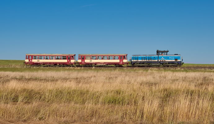 714 202-9 mit dem Deciner Touristenzug nach Rumburk bei Dolní Křečany, Oktober 2022.