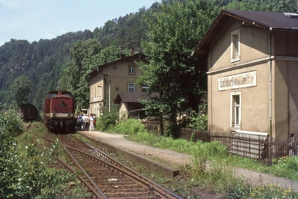 Personenzug mit 112 498 im Bahnhof Goßdorf-Kohlmühle. Von hier zweigte bis 1951 die schmalspurige Schwarzbachbahn nach Hohnstein ab, Foto: Andreas Matschke
