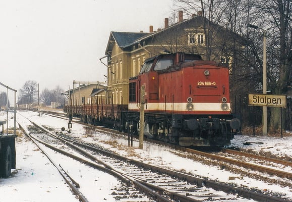 204 686 mit kurzem Güterzug in Stolpen Richtung Neustadt.