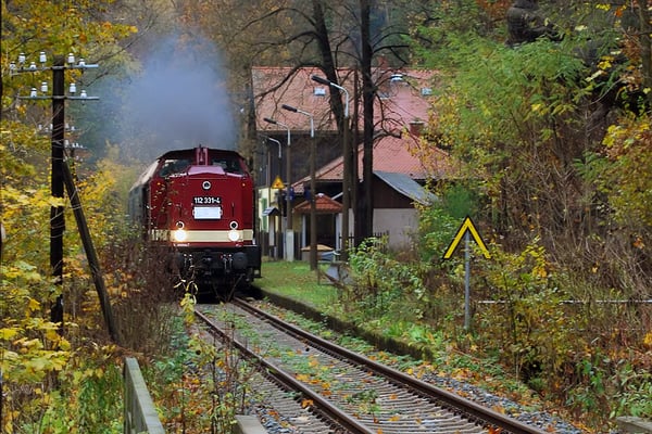 Sonderfahrt mit 112 331, zwei Doppelstockwagen (DB7) und einem Begleiterwagen zu einer "Werkstattfahrt" anlässlich des Jubiläums 50 Jahre Wendezugbetrieb Dresden-Bad Schandau. Porschdorf 30.10.2008, Foto: Axel Förster
