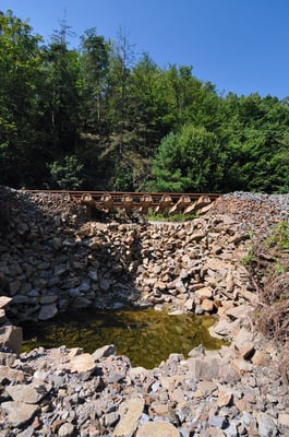 Kilometer 58,0 unterhalb des Raubschlosses. Hier sind die größten Schäden zu verzeichnen, an 2 Stellen wurde der Bahndamm durchbrochen, die Gleise hängen in der Luft, 20.08.10