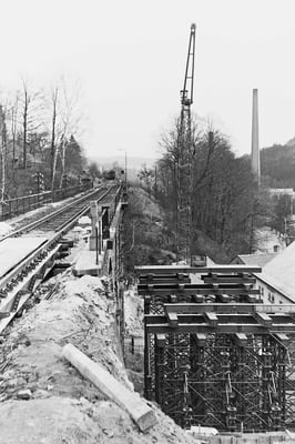 Bau der Behelfsbrücke am alten Hainersdorfer Viadukt.