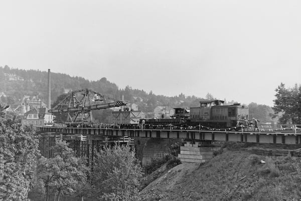 Bau der Behelfsbrücke, die vorgefertigten Stahlelemente werden mit Hilfe eines Schwerlastkrans eingehoben, 1984.