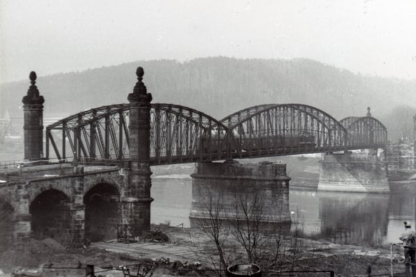 Nach dem Abriss, der Zugverkehr rollt noch über die verbliebene alte Brücke. Doch bald ist in Rathmannsdorf Endstation und die neue Brücke kann gebaut werden.  Sommer 1986, Foto: Archiv Sven Kasperzek.