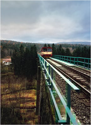 Mit 15 min. Verspätung rollt der Os 16014 Rumburk - Dolní Poustévna über das Viadukt in Vilémov, während die Dämmerung und einsetzender Regen das Fotografieren erschweren. 21.11.2012