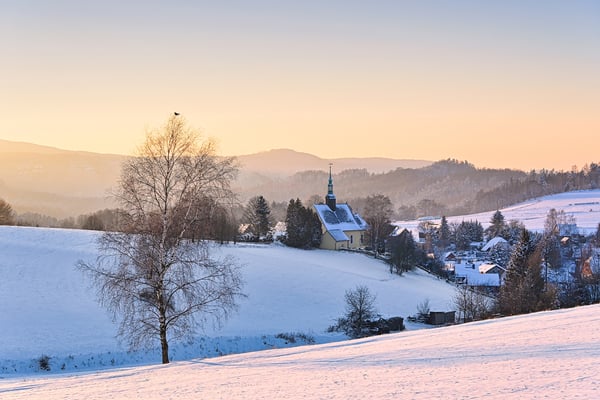 Ein Winterabend im verträumten Hinterhermsdorf. Blick von der Emmabank auf die Engelkirche.
