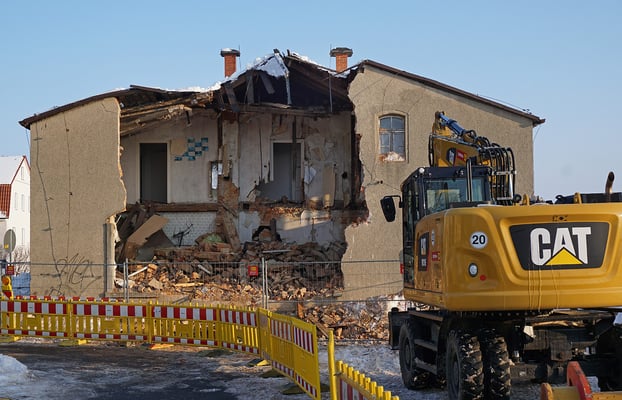 Teilabriss des Neustädter Lokschuppens wegen Einsturzgefahr im Januar 2017. 