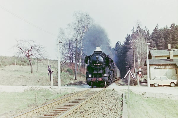 52 8148 mit Planleistung am Personenzug von Bad Schandau nach Bautzen am BÜ Nassweg (zwischen Sebnitz & Krumhermsdorf). 