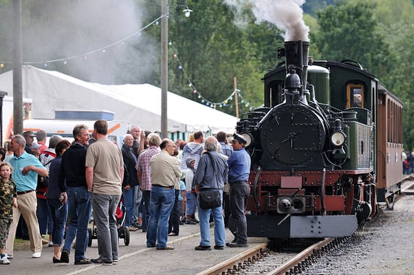 Blick aufs Festgelände, die Begeisterung am Zug war ungebrochen - jeder wollte eine Mitfahrt erhaschen und die IV K war im Dauerstress. 28.08.2011