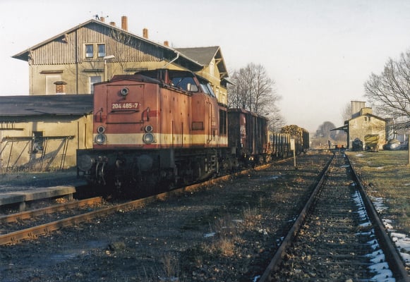 204 485 mit kurzem gemischten Güterzug in Stolpen.