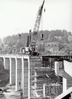 V100 mit Eisenbahndrehkran beim Bau des eines neuen Stützpfeilers des Sebnitzer Stadtviaduktes. Foto: Archiv Sven Kasperzek.
