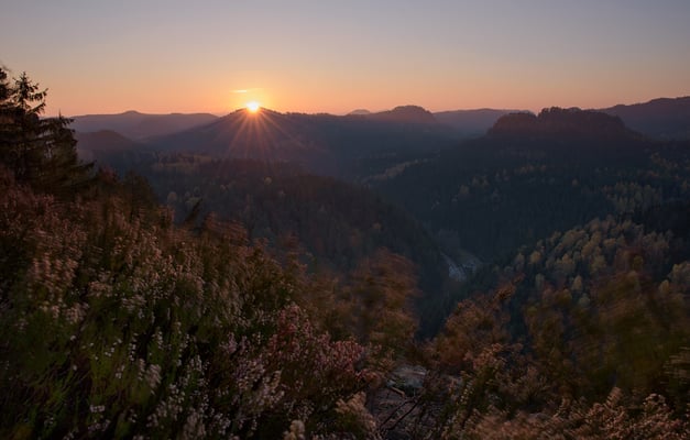 Sonnenaufgang und heftiger Wind an der Großsteinkanzel hoch über dem Kirnitzschtal. 