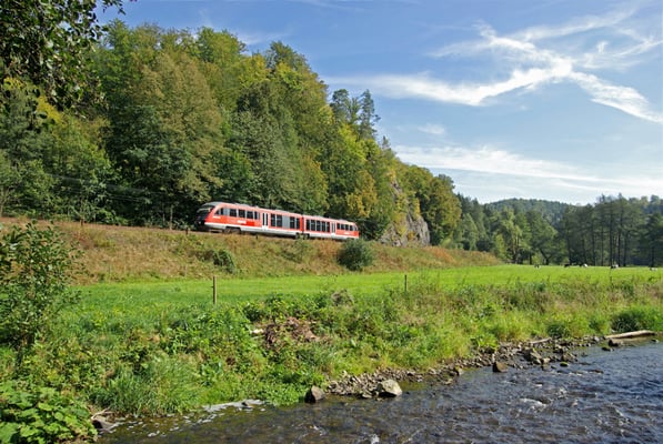 Unterhalb des alten Goßdorfer Raubschlosses zwischen Goßdorf-Kohlmühle & Mittelndorf bietet sich dieser schöne Blick auf die Strecke, 27.09.09