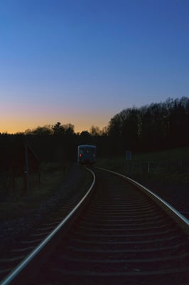 Kein Fotolicht mehr, bei Krumhermsdorf immerhin noch ein kleines Stimmungsfoto. Der Triebwagen verschwindet in der Nacht... 29.12.2017