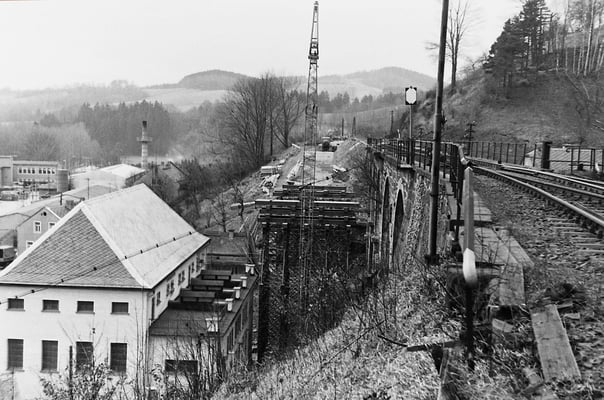 Bau der Behelfsbrücke am alten Hainersdorfer Viadukt.